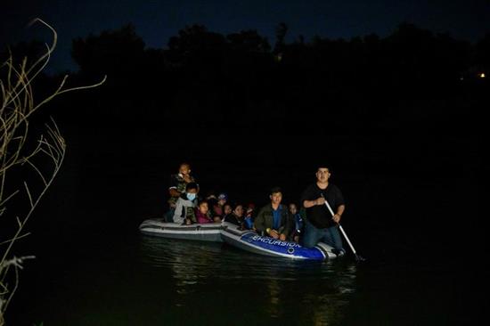 2021年3月28日，美国得克萨斯州，移民家庭乘坐皮筏艇从美墨边境的里奥格兰德河偷渡进入美国。
